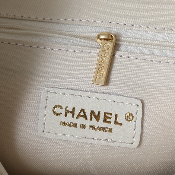 Elegant White Quilted Tote Bag - Picture 8 of 9